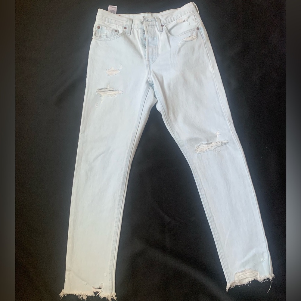 Levi’s 501 Skinny Distressed Women’s Light Wash Jeans. Size 26 (fits like a 25)